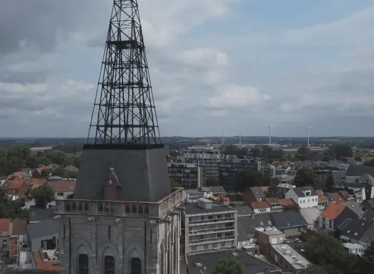 Sint-Martinuskerk in Asse leed onder een zware storm Sint-Martinuskerk in Asse leed onder een zware storm