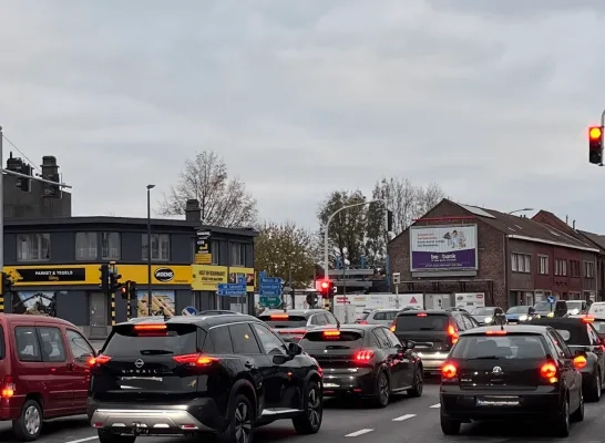 Zware verkeersagressie in Zaventem: vrachtwagenchauffeur bewerkt collega met ijzeren staaf omdat hij hem niet laat invoegen Zware verkeersagressie in Zaventem: vrachtwagenchauffeur bewerkt collega met ijzeren staaf omdat hij hem niet laat invoegen
