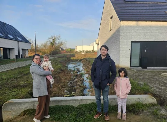 wijkbewoners Gwendolyn en Stefaan aan de wadi