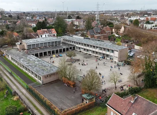 De gebouwen van GBS Huizingen zijn op