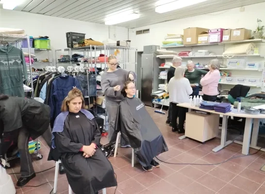 De leerlingen van 6 Haarverzorging leggen leden van vereniging (W)armkracht in de watten met gratis kappersbeurt