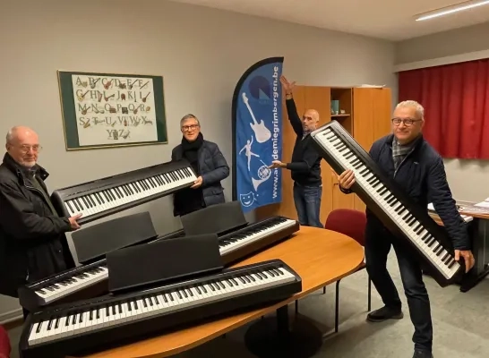 De Fifty One Club schenkt vijf elektrische piano's aan de Academie van Grimbergen De Fifty One Club schenkt vijf elektrische piano's aan de Academie van Grimbergen