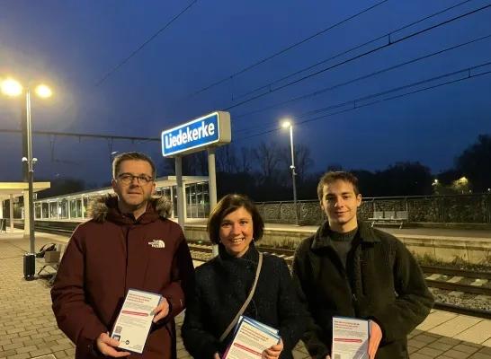 Lokale Open VLD-afdelingen voeren met Kamerlid Irina De Knop actie aan het station van Liedekerke Lokale Open VLD-afdelingen voeren met Kamerlid Irina De Knop actie aan het station van Liedekerke