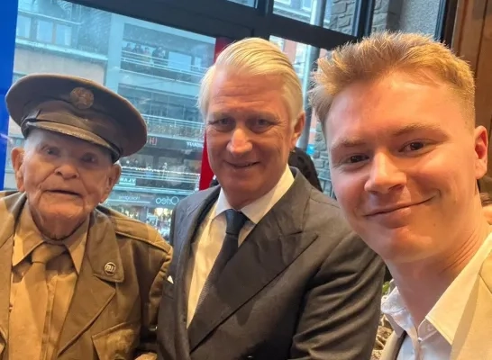 Randy uit Grimbergen haalt via crowdfunding Amerikaanse oorlogsveteraan ‘Buck’ naar herdenking Ardennenoffensief waar hij de koning ontmoet Randy uit Grimbergen haalt via crowdfunding Amerikaanse oorlogsveteraan ‘Buck’ naar herdenking Ardennenoffensief waar hij de koning ontmoet