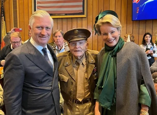 Randy uit Grimbergen haalt via crowdfunding Amerikaanse oorlogsveteraan ‘Buck’ naar herdenking Ardennenoffensief waar hij de koning ontmoet Randy uit Grimbergen haalt via crowdfunding Amerikaanse oorlogsveteraan ‘Buck’ naar herdenking Ardennenoffensief waar hij de koning ontmoet