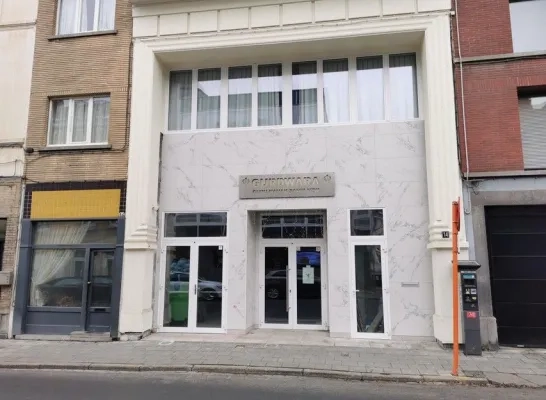 Grote politieactie aan sikh-tempel na gewelddadig incident: gewonde afgevoerd na messteek, verdachte in de boeien geslagen Grote politieactie aan sikh-tempel na gewelddadig incident: gewonde afgevoerd na messteek, verdachte in de boeien geslagen