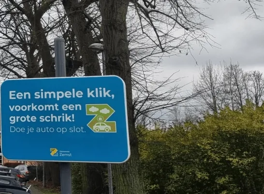 De borden manen bezoekers aan de auto op slot te doen De borden manen bezoekers aan de auto op slot te doen