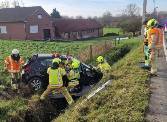 De bestuurster van de wagen die in de gracht belandde, raakte lichtgewond De bestuurster van de wagen die in de gracht belandde, raakte lichtgewond