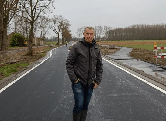 Schepen Tom Heyvaert in de vernieuwde Drijpikkelstraat Schepen Tom Heyvaert in de vernieuwde Drijpikkelstraat
