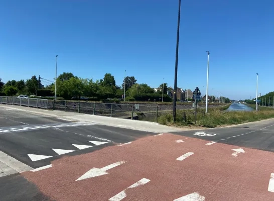 De F20 passeert onder andere aan het Sas in Ruisbroek De F20 passeert onder andere aan het Sas in Ruisbroek