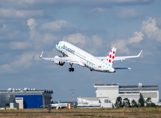 Een A320neo van Brussels Airlines stijgt op Een A320neo van Brussels Airlines stijgt op