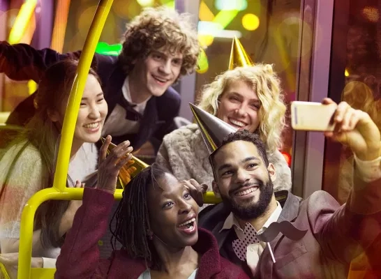 De Lijn zet vannacht en morgen 11 feestbussen in De Lijn zet vannacht en morgen 11 feestbussen in