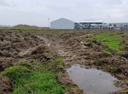 De organisatie van Jurassic Expo reed bij de afbraak met te zware vrachtwagens over het terrein.