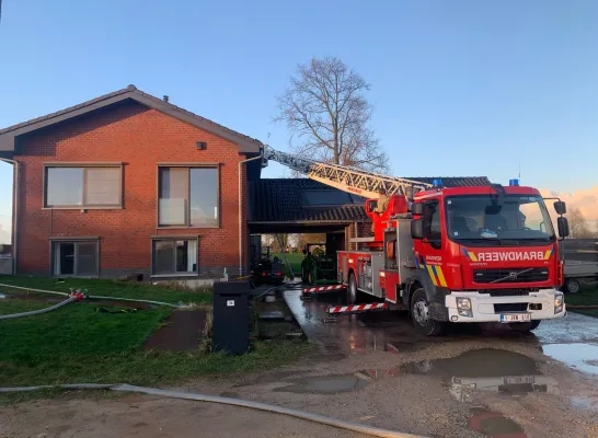 Een dakbrand in een woning in Beigem kon tijdig geblust worden Een dakbrand in een woning in Beigem kon tijdig geblust worden