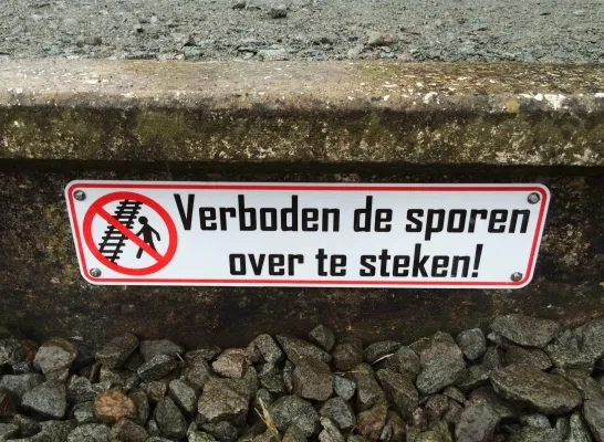 foto_2_verboden_sporen_over_te_steken.jpg