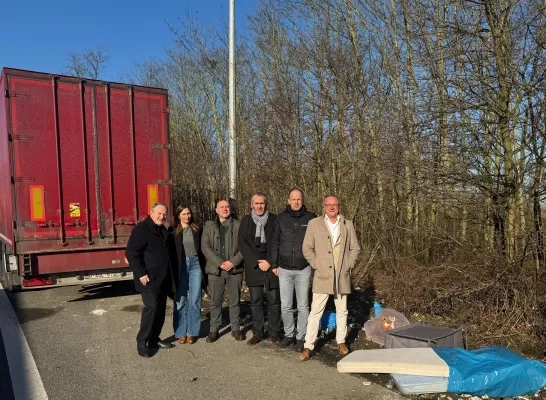 Gemeenten pakken het sluikstorten langs de R22 Woluwelaan aan Gemeenten pakken het sluikstorten langs de R22 Woluwelaan aan
