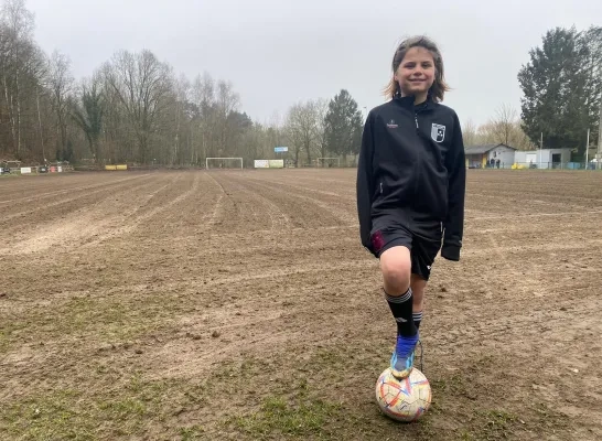 Voetbalveld van FC Dworp ligt er al jaren slecht bij: “Bij regenweer is dit één grote modderpoel, er is dringend kunstgras nodig”  