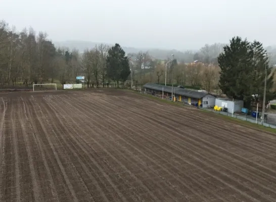 Voetbalveld van FC Dworp ligt er al jaren slecht bij: “Bij regenweer is dit één grote modderpoel, er is dringend kunstgras nodig”  