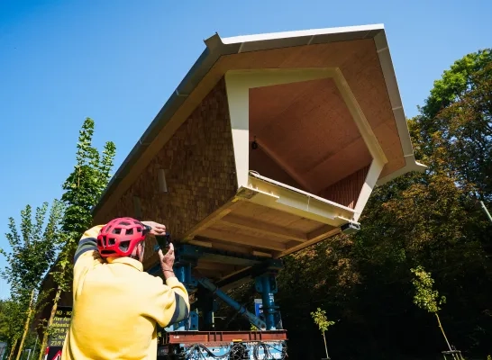De plaatsing van de fietsbrug aan het Vierarmenkruispunt De plaatsing van de fietsbrug aan het Vierarmenkruispunt