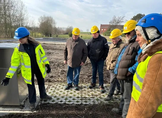 Buurtbewoners bij de eerste waterzuiveringsinstallatie in Pepingen Buurtbewoners bij de eerste waterzuiveringsinstallatie in Pepingen