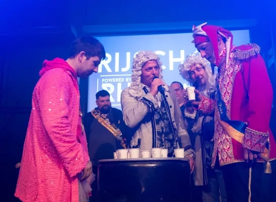 Prins Ben bij het uitvoeren van een praktische proef Prins Ben bij het uitvoeren van een praktische proef