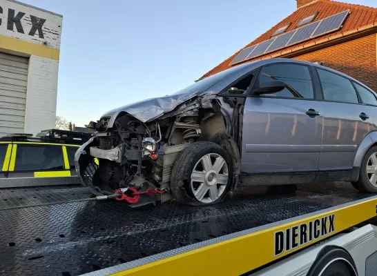 Een personenwagen en een bus van De Lijn botsten op elkaar Een personenwagen en een bus van De Lijn botsten op elkaar