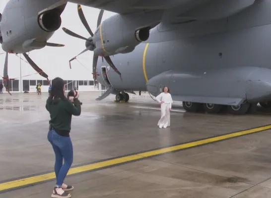 Communiefoto's laten nemen op de militaire luchthaven Communiefoto's laten nemen op de militaire luchthaven