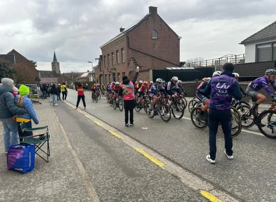 De GP Oetingen met start aan het gemeentehuis van Sint-Pieters-Leeuw De GP Oetingen met start aan het gemeentehuis van Sint-Pieters-Leeuw