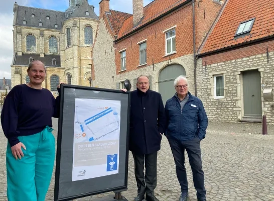 Schepen Hoefs, burgemeester Laeremans en schepen Roosen bij een informatiebord over de blauwe zone Schepen Hoefs, burgemeester Laeremans en schepen Roosen bij een informatiebord over de blauwe zone