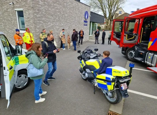 Tweede editie van fotoshoot voor communie- en lentefeestfoto's bij hulpdiensten komt eraan: “Stoere foto’s!”
