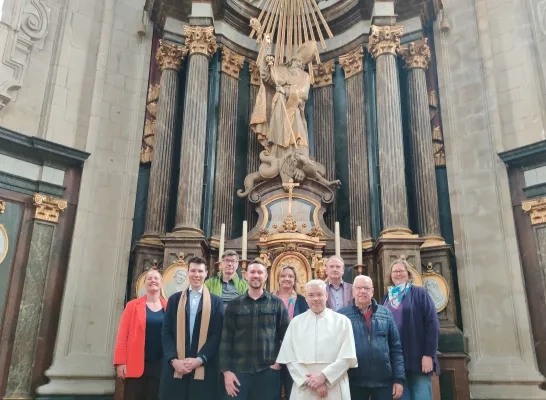 Schepenen Kirsten Hoefs, Ewoud De Meyer, Jelle De Wilde, Karlijne van Bree en Trui Olbrechts poseren met burgemeester Bart Laeremans, voorzitter Jaak Cauwenberghs, regisseur Hugo De Valck en pater Johan Goossens Schepenen Kirsten Hoefs, Ewoud De Meyer, Jelle De Wilde, Karlijne van Bree en Trui Olbrechts poseren met burgemeester Bart Laeremans, voorzitter Jaak Cauwenberghs, regisseur Hugo De Valck en pater Johan Goossens
