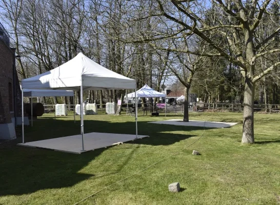 De opbouw van het Tuinfestival op Domein Verbrugghen is volop aan de gang