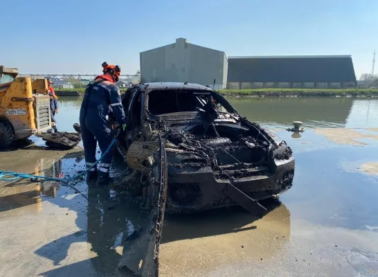 Langs het Zeekanaal diepte het duikteam heel wat wrakken op.