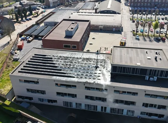 Het dak van een gebouw op de Don Bosco-site in Halle vatte vuur