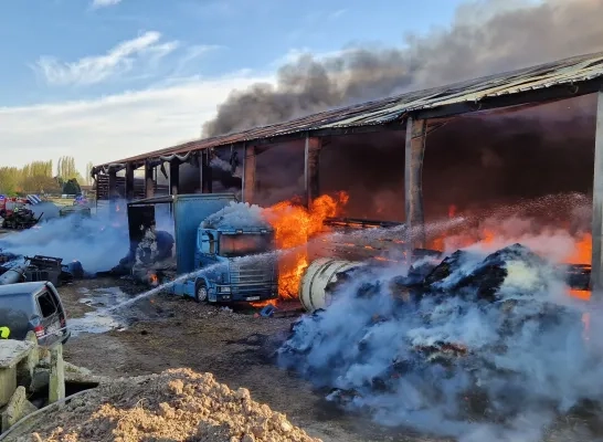 Schuurbrand in Grimbergen: “Rookpluim van ver te zien, geen gevaar voor omwonenden" Schuurbrand in Grimbergen: “Rookpluim van ver te zien, geen gevaar voor omwonenden"