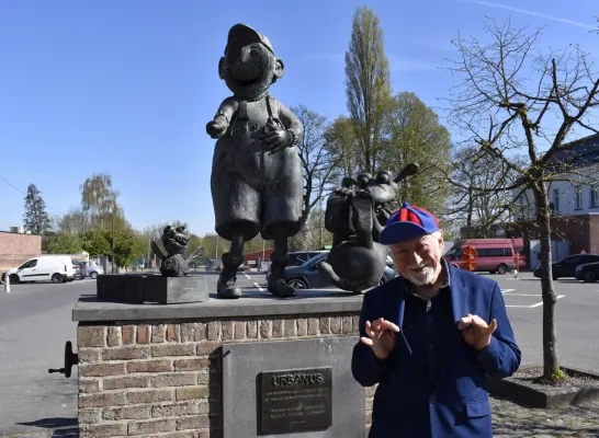 Urbanus bij zijn standbeeld in Tollembeek