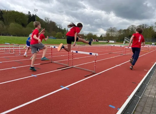 Jonge atleten op de nieuwe atletiekpiste van Olympic Essenbeek Halle