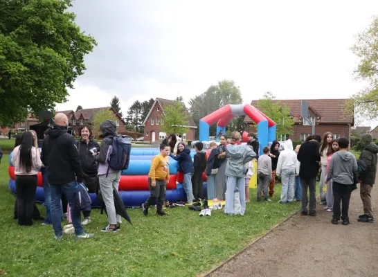 Zon speelt verstoppertje, maar Buitenspeeldag in Steenokkerzeel is toch een succes