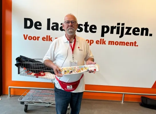 Jaak is vrijwilliger bij het Rode Kruis en verkoopt pleisters