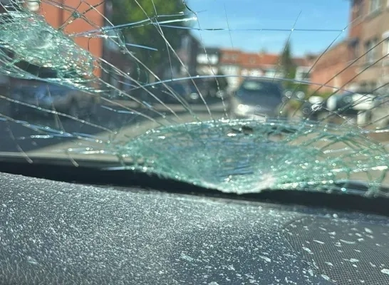 Chauffeur krijgt steen in voorruit geworpen in Sint-Pieters-Leeuw: “Ik ben niet het enige slachtoffer”