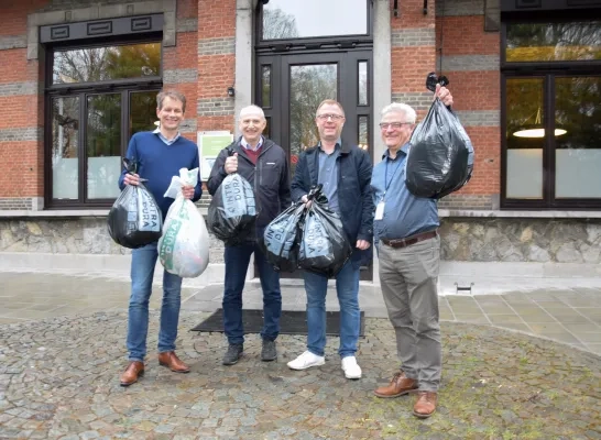 Schepencollege Beersel met vuilzakken in de hand