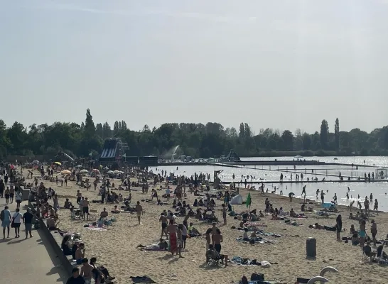 Gezellige drukte in het domein van Sport Vlaanderen in Hofstade: “Zon en nieuwe waterattractie lokken volk”