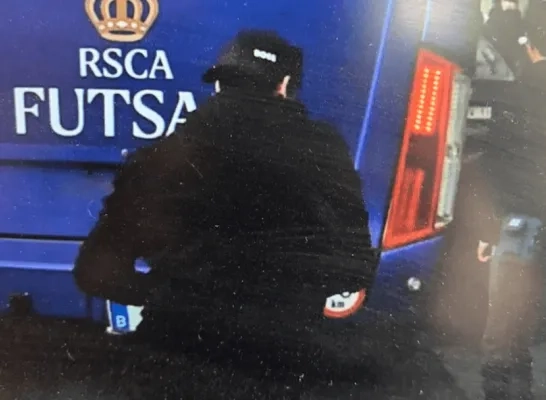 De gepersonaliseerde nummerplaat op de RSCA-bus wordt gestolen De gepersonaliseerde nummerplaat op de RSCA-bus wordt gestolen