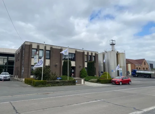 De vlaggen aan de Olympia-fabriek hangen halfstok De vlaggen aan de Olympia-fabriek hangen halfstok