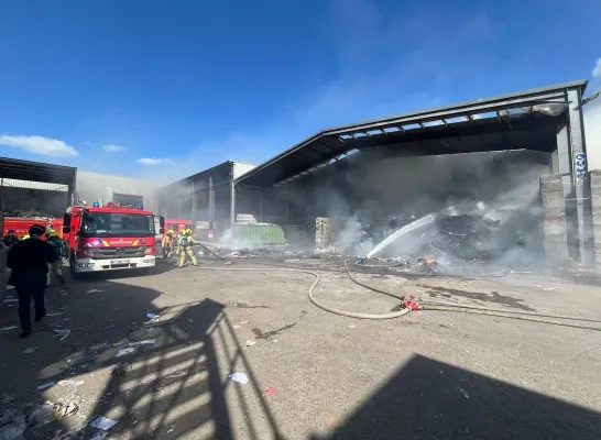 Zware brand bij afvalverwerkend bedrijf: “Hou ramen en deuren gesloten”