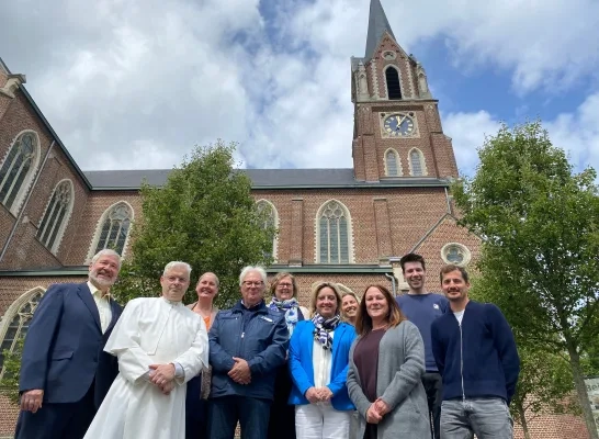 Centraal Kerkbestuur en gemeente Grimbergen kijken ernaar uit om samen met het enthousiaste en gemotiveerde ontwerpteam van agmen en MADAM architectuur de Sint-Amanduskerk in Strombeek-Bever een nieuwe invulling te geven’