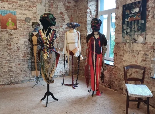 Kunstkring 10x10 uit Rode wil met expo bezoekers doen nadenken over overconsumptie 