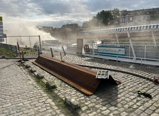 Waterbus aan Suikerkaai vat vuur Waterbus aan Suikerkaai vat vuur