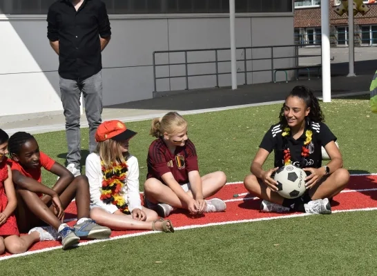 Verdediger Nia Elyn met enkele jonge Wemmelse supporters Verdediger Nia Elyn met enkele jonge Wemmelse supporters
