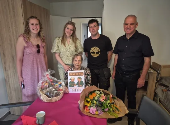 Octavie kreeg bezoek van haar kleindochter, held Ricardo en zijn vriendin en burgemeester Johan Deleu Octavie kreeg bezoek van haar kleindochter, held Ricardo en zijn vriendin en burgemeester Johan Deleu